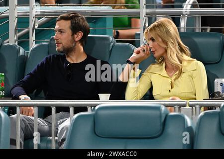 Miami Gardens FL, USA. März 2024. Ivanka Trump und Jarde Kushner sehen Carlos Alcaraz gegen Grigor Dimitrov im Viertelfinale der Männer bei den Miami Open im Hard Rock Stadium am 28. März 2024 in Miami Gardens, Florida. Quelle: Mpi04/Media Punch/Alamy Live News Stockfoto