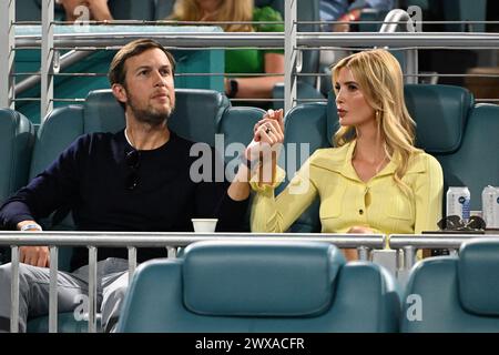 Miami Gardens FL, USA. März 2024. Ivanka Trump und Jarde Kushner sehen Carlos Alcaraz gegen Grigor Dimitrov im Viertelfinale der Männer bei den Miami Open im Hard Rock Stadium am 28. März 2024 in Miami Gardens, Florida. Quelle: Mpi04/Media Punch/Alamy Live News Stockfoto