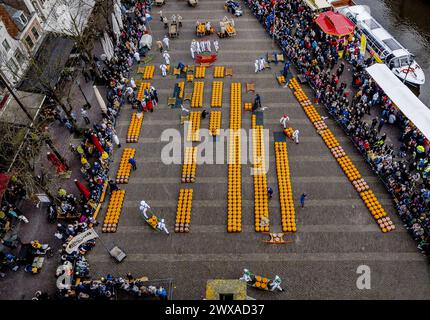 ALKMAAR - der Käse wird während der Eröffnung des ersten Käsemarktes der Saison auf dem Waagplein verkauft. ANP REMKO DE WAAL niederlande raus - belgien raus Stockfoto