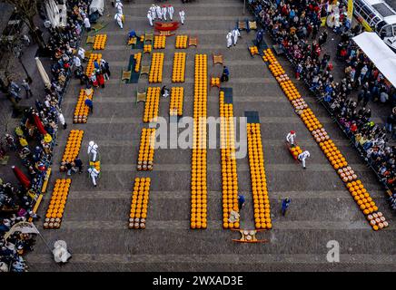 ALKMAAR - der Käse wird während der Eröffnung des ersten Käsemarktes der Saison auf dem Waagplein verkauft. ANP REMKO DE WAAL niederlande raus - belgien raus Stockfoto