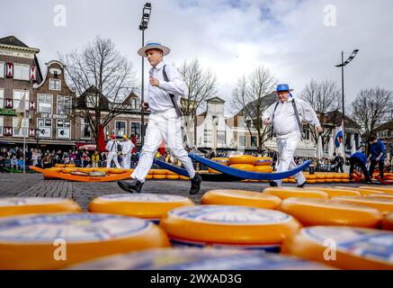 ALKMAAR - der Käse wird während der Eröffnung des ersten Käsemarktes der Saison auf dem Waagplein verkauft. ANP REMKO DE WAAL niederlande raus - belgien raus Stockfoto