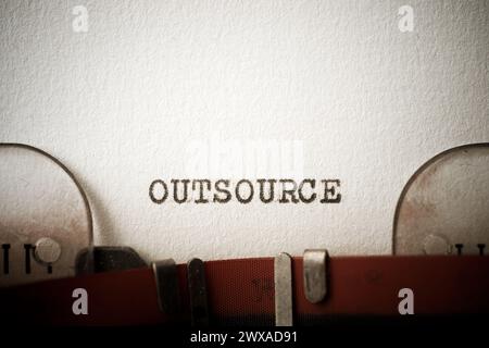 Mit einer Schreibmaschine geschriebenes Wort auslagern. Stockfoto