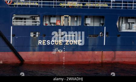 Details vom Versorgungsschiff der Offshore-PSV-Plattform Island Contender am Kai Skoltegrunnskaien im Hafen von Bergen, Norwegen. Stockfoto