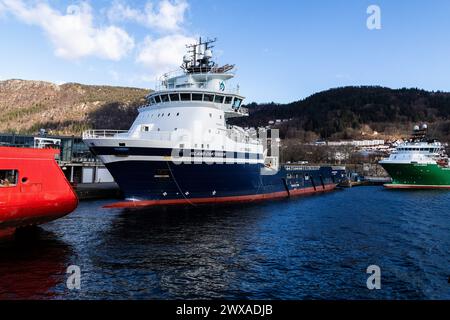 Offshore-Versorgungsschiff der PSV-Plattform Island Contender am Kai Skoltegrunnskaien im Hafen von Bergen, Norwegen. Stockfoto