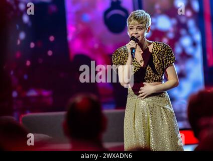 27.03.2024, xlakx, Entertainment Musik, die Beatrice Egli Show emspor, v.l. die Saengerin Jennifer Siemann steht bei der Aufzeichnung der Beatrice Egli Show in Berlin-Adlershof auf der Buehne. Berlin Adlershof *** 27 03 2024, xlakx, Entertainment Music, The Beatrice Egli Show Emspor, V l die Sängerin Jennifer Siemann steht während der Aufnahme der Beatrice Egli Show in Berlin Adlershof auf der Bühne in Berlin Adlershof Stockfoto