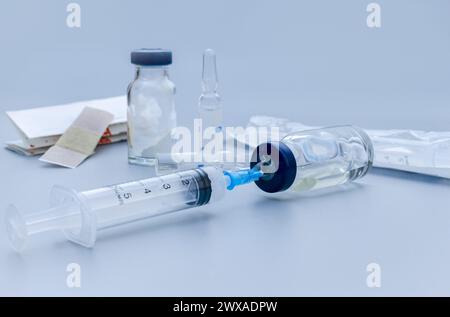 Nahaufnahme der Glasfläschchen mit Arzneimittel und Spritze Stockfoto