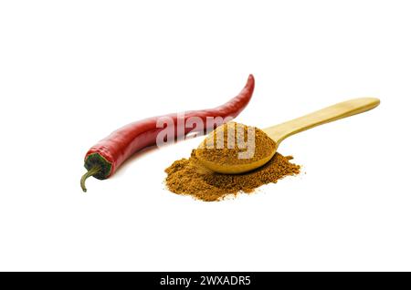 Ganze und gepuderte rote Chilischoten auf einem isolierten weißen Hintergrund. Stockfoto