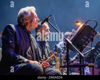 Stuttgart Pepe Lienhard Orchester - Hommage an Enio Morricone GER, Pepe Lienhard Orchester - Hommage an Enio Morricone, 28.03.2024. Im Bild Pepe Lienhard, inmitten seiner Orchesters. Stuttgart, Theaterhaus, Deutschland *** Stuttgart Pepe Lienhard Orchestra Tribute an Enio Morricone GER, Pepe Lienhard Orchestra Tribute an Enio Morricone, 28 03 2024 im Bild Pepe Lienhard, in der Mitte seines Orchesters Stuttgart, Theaterhaus, Deutschland Copyright: XEibner-Pressefoto/deondox EP WST Stockfoto