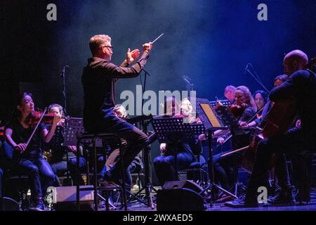 Stuttgart Pepe Lienhard Orchester - Tribut to Enio Morricone GER, Pepe Lienhard Orchester - Tribut to Enio Morricone, 28.03.2024 Stuttgart, Theaterhaus, Deutschland das Pepe Lienhard Orchester wird dirigiert von Hugo Bollschweiler li *** Stuttgart Pepe Lienhard Orchestra Tribut an Enio Morricone GER, Pepe Lienhard Orchestra Tribute an Enio Morricone, 28 03 2024 Stuttgart, Theaterhaus, Deutschland das Pepe Lienhard Orchester wird von Hugo Bollschweiler li geleitet Copyright: xEibner-Pressefoto/deondox EP WST Stockfoto