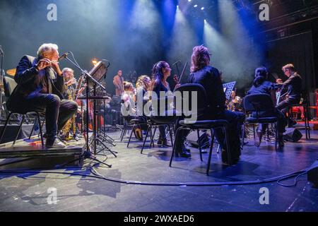 Stuttgart Pepe Lienhard Orchester - Hommage an Enio Morricone GER, Pepe Lienhard Orchester - Hommage an Enio Morricone, 28.03.2024 Stuttgart, Theaterhaus, Deutschland Links Pepe Lienhard an der Querflöte. *** Stuttgart Pepe Lienhard Orchestra Tribute an Enio Morricone GER, Pepe Lienhard Orchestra Tribute an Enio Morricone, 28 03 2024 Stuttgart, Theaterhaus, Deutschland hinterließ Pepe Lienhard auf der Flöte Copyright: XEibner-Pressefoto/deondox EP WST Stockfoto