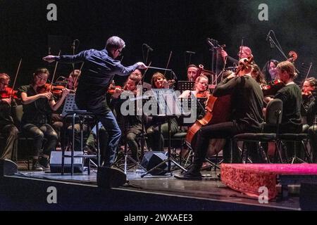 Stuttgart Pepe Lienhard Orchester - Tribut to Enio Morricone GER, Pepe Lienhard Orchester - Tribut to Enio Morricone, 28.03.2024 Stuttgart, Theaterhaus, Deutschland das Pepe Lienhard Orchester wird dirigiert von Hugo Bollschweiler li *** Stuttgart Pepe Lienhard Orchestra Tribut an Enio Morricone GER, Pepe Lienhard Orchestra Tribute an Enio Morricone, 28 03 2024 Stuttgart, Theaterhaus, Deutschland das Pepe Lienhard Orchester wird von Hugo Bollschweiler li geleitet Copyright: xEibner-Pressefoto/deondox EP WST Stockfoto