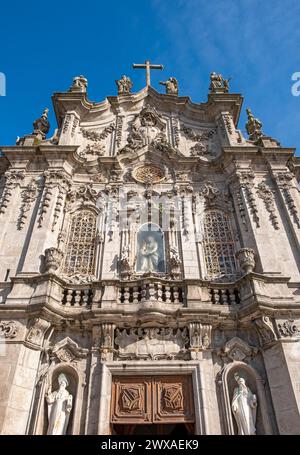 Flacher Blick auf die Frontalfassade der Kirche Igreja do Carmo, Porto, Portugal Stockfoto