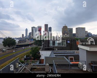 Skyline mit großen Büros im Stadtzentrum von Rotterdam in den Niederlanden Stockfoto