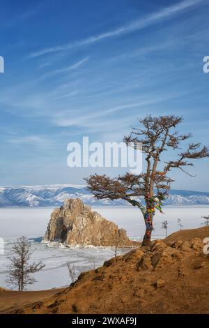 Shamanka-Felsen auf der Insel Olchon bei Sonnenaufgang, Baikal, Russland Stockfoto