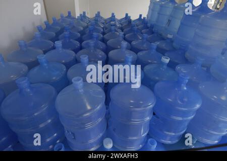 salvador, bahia, brasilien - 28. märz 2024: Ablagerung von Mineralwasser in der Stadt Salvador. Stockfoto