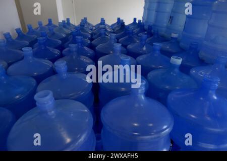 salvador, bahia, brasilien - 28. märz 2024: Ablagerung von Mineralwasser in der Stadt Salvador. Stockfoto