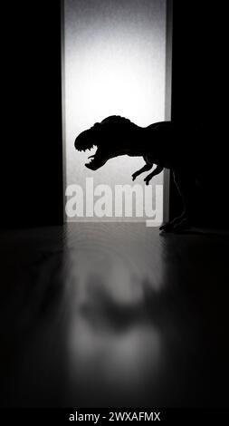 T Rex Dinosaurier mit scharfen Zähnen im dunklen Raum Stockfoto