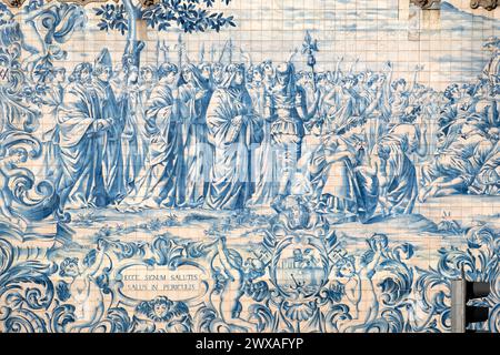 Ein detaillierter Blick auf die exquisiten blauen und weißen Azulejos-Fliesen, die die Wände der Kirche Igreja do Carmo in Porto, Portugal, zieren Stockfoto
