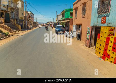 Antananarivo, Madagaskar. Oktober 2023. Straße von Antananarivo. Menschen leiden unter Armut langsame Entwicklung Land. Stadtbewohner, die über sie eilten Stockfoto