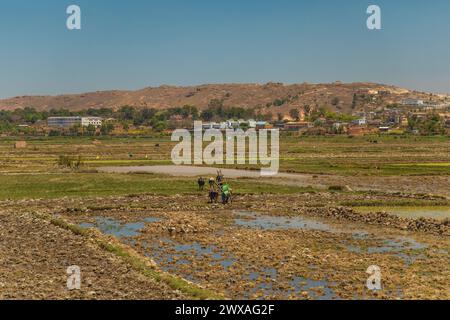 Antananarivo, Madagaskar. Oktober 2023. Antananarivo. Menschen leiden unter Armut langsame Entwicklung Land. Stadtbewohner, die über ihre Geschäfte hetzen. Stockfoto