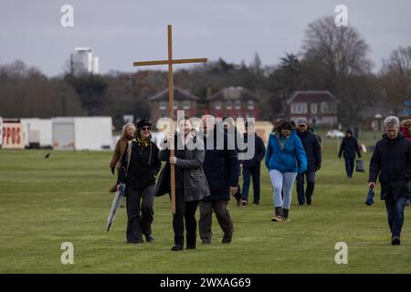 Zeugengang: Christliche Pilger nahmen an der Karfreitagsprozession Teil, indem sie gemeinsam durch Blackheath Common gingen, um die Kreuzigung Jesu Christi am Karfreitag zu feiern. Blackheath, Southeast London, England, Großbritannien 29. März 2024 Credit: Jeff Gilbert/Alamy Live News Stockfoto