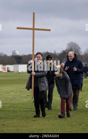 Zeugengang: Christliche Pilger nahmen an der Karfreitagsprozession Teil, indem sie gemeinsam durch Blackheath Common gingen, um die Kreuzigung Jesu Christi am Karfreitag zu feiern. Blackheath, Southeast London, England, Großbritannien 29. März 2024 Credit: Jeff Gilbert/Alamy Live News Stockfoto