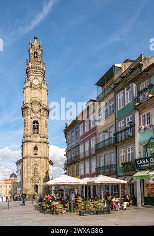 Der Kirchturm Clérigos steht hoch über dem umliegenden Platz in Porto, Portugal Stockfoto