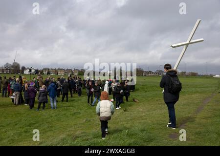 Zeugengang: Christliche Pilger nahmen an der Karfreitagsprozession Teil, indem sie gemeinsam durch Blackheath Common gingen, um die Kreuzigung Jesu Christi am Karfreitag zu feiern. Blackheath, Southeast London, England, Großbritannien 29. März 2024 Credit: Jeff Gilbert/Alamy Live News Stockfoto