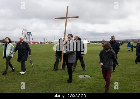 Zeugengang: Christliche Pilger nahmen an der Karfreitagsprozession Teil, indem sie gemeinsam durch Blackheath Common gingen, um die Kreuzigung Jesu Christi am Karfreitag zu feiern. Blackheath, Southeast London, England, Großbritannien 29. März 2024 Credit: Jeff Gilbert/Alamy Live News Stockfoto