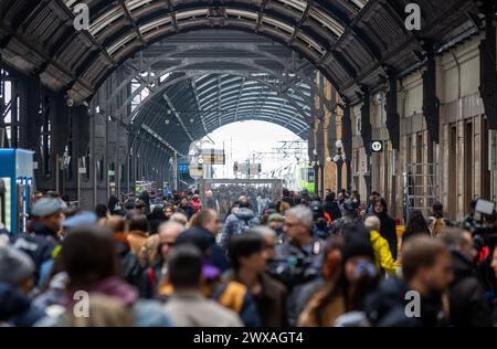 Mailand, Italien. März 2024. Turisti in Stazione Centrale per partenze e arrivi in Occasione della Pasqua - Cronaca - Mailand, Italia - Venerdì, 29 Marzo 2024 (Foto Stefano Porta/LaPresse) Touristen im Hauptbahnhof für Abreise und Ankunft anlässlich Ostern - Nachrichten - Mailand, Italien - Freitag, 29. März 2024 (Foto Stefano Porta/LaPresse) Credit: LaPresse/Alamy Live News Stockfoto