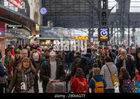 Mailand, Italien. März 2024. Turisti in Stazione Centrale per partenze e arrivi in Occasione della Pasqua - Cronaca - Mailand, Italia - Venerdì, 29 Marzo 2024 (Foto Stefano Porta/LaPresse) Touristen im Hauptbahnhof für Abreise und Ankunft anlässlich Ostern - Nachrichten - Mailand, Italien - Freitag, 29. März 2024 (Foto Stefano Porta/LaPresse) Credit: LaPresse/Alamy Live News Stockfoto