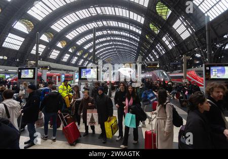 Mailand, Italien. März 2024. Turisti in Stazione Centrale per partenze e arrivi in Occasione della Pasqua - Cronaca - Mailand, Italia - Venerdì, 29 Marzo 2024 (Foto Stefano Porta/LaPresse) Touristen im Hauptbahnhof für Abreise und Ankunft anlässlich Ostern - Nachrichten - Mailand, Italien - Freitag, 29. März 2024 (Foto Stefano Porta/LaPresse) Credit: LaPresse/Alamy Live News Stockfoto