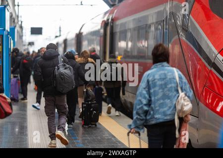 Mailand, Italien. März 2024. Turisti in Stazione Centrale per partenze e arrivi in Occasione della Pasqua - Cronaca - Mailand, Italia - Venerdì, 29 Marzo 2024 (Foto Stefano Porta/LaPresse) Touristen im Hauptbahnhof für Abreise und Ankunft anlässlich Ostern - Nachrichten - Mailand, Italien - Freitag, 29. März 2024 (Foto Stefano Porta/LaPresse) Credit: LaPresse/Alamy Live News Stockfoto