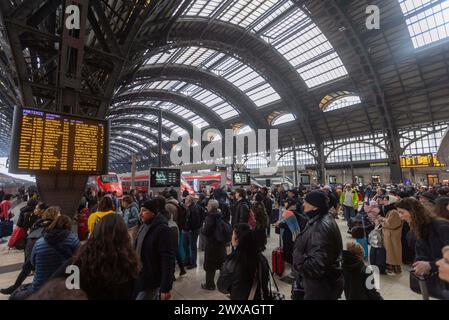 Mailand, Italien. März 2024. Turisti in Stazione Centrale per partenze e arrivi in Occasione della Pasqua - Cronaca - Mailand, Italia - Venerdì, 29 Marzo 2024 (Foto Stefano Porta/LaPresse) Touristen im Hauptbahnhof für Abreise und Ankunft anlässlich Ostern - Nachrichten - Mailand, Italien - Freitag, 29. März 2024 (Foto Stefano Porta/LaPresse) Credit: LaPresse/Alamy Live News Stockfoto