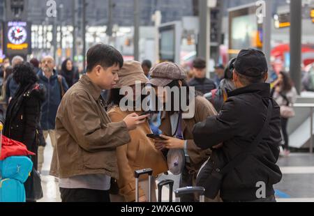 Mailand, Italien. März 2024. Turisti in Stazione Centrale per partenze e arrivi in Occasione della Pasqua - Cronaca - Mailand, Italia - Venerdì, 29 Marzo 2024 (Foto Stefano Porta/LaPresse) Touristen im Hauptbahnhof für Abreise und Ankunft anlässlich Ostern - Nachrichten - Mailand, Italien - Freitag, 29. März 2024 (Foto Stefano Porta/LaPresse) Credit: LaPresse/Alamy Live News Stockfoto