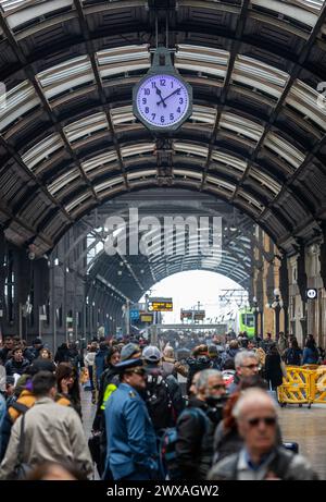 Mailand, Italien. März 2024. Turisti in Stazione Centrale per partenze e arrivi in Occasione della Pasqua - Cronaca - Mailand, Italia - Venerdì, 29 Marzo 2024 (Foto Stefano Porta/LaPresse) Touristen im Hauptbahnhof für Abreise und Ankunft anlässlich Ostern - Nachrichten - Mailand, Italien - Freitag, 29. März 2024 (Foto Stefano Porta/LaPresse) Credit: LaPresse/Alamy Live News Stockfoto