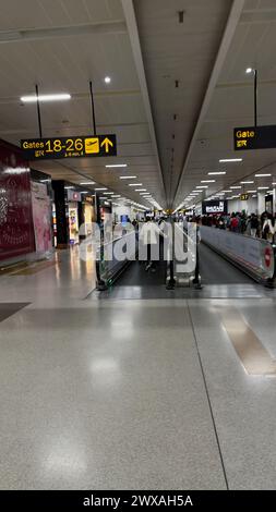 New Delhi, Indien: 15. März 2024: Passagiere, die am Abflugsteig des Flughafenterminals auf ihren Flug warten Stockfoto