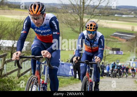 Oudenaarde, Belgien. März 2024. Team Jayco Alula Fahrer in Aktion während einer Rennwiederaufführung mehrerer Teams vor dem Radrennen Ronde van Vlaanderen/ Tour des Flandres/ Tour of Flanders am Freitag, den 29. März 2024. Die 108. Auflage des Radrennens findet am Sonntag, dem 31. März, statt. BELGA FOTO DAVID PINTENS Credit: Belga News Agency/Alamy Live News Stockfoto