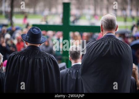 Die großen christlichen Kirchen begehen am 29.03.2024 wieder eine Karfreitagsprozession durch Berlins Mitte. Sie sollen an den Leidensweg Christi erinnern. An der Spitze des Zuges wird traditionell ein rund 50 Kilogramm schweres Kreuz getragen. Die oekumenische Prozession beginnt im Anschluss an einen Gottesdienst in der Marienkirche am Alexanderplatz. Von dort fuehrt sie zum Berliner Dom im Bild, ueber die Straße unter den Linden zur Neuen Wache und endet auf dem Bebelplatz vor der Hedwigs-Kathedrale. An der seit 2010 stattfindenden Prozession nehmen jaehrlich Hunderte Menschen Teil, darunter Stockfoto