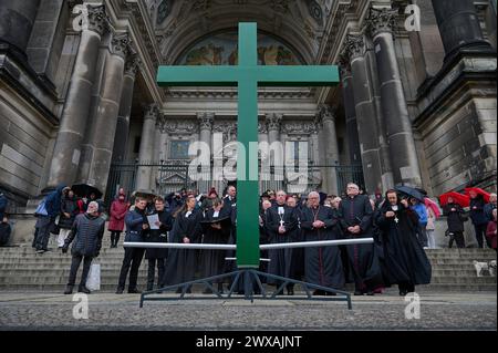 Die großen christlichen Kirchen begehen am 29.03.2024 wieder eine Karfreitagsprozession durch Berlins Mitte. Sie sollen an den Leidensweg Christi erinnern. An der Spitze des Zuges wird traditionell ein rund 50 Kilogramm schweres Kreuz getragen. Die oekumenische Prozession beginnt im Anschluss an einen Gottesdienst in der Marienkirche am Alexanderplatz. Von dort fuehrt sie zum Berliner Dom im Bild, ueber die Straße unter den Linden zur Neuen Wache und endet auf dem Bebelplatz vor der Hedwigs-Kathedrale. An der seit 2010 stattfindenden Prozession nehmen jaehrlich Hunderte Menschen Teil, darunter Stockfoto