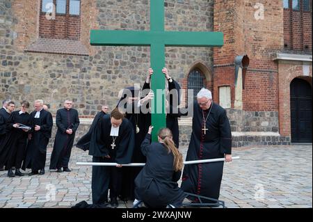 Die großen christlichen Kirchen begehen am 29.03.2024 wieder eine Karfreitagsprozession durch Berlins Mitte. Sie sollen an den Leidensweg Christi erinnern. An der Spitze des Zuges wird traditionell ein rund 50 Kilogramm schweres Kreuz getragen. Die oekumenische Prozession beginnt im Anschluss an einen Gottesdienst in der Marienkirche im Bild am Alexanderplatz. Von dort fuehrt sie zum Berliner Dom, ueber die Straße unter den Linden zur Neuen Wache und endet auf dem Bebelplatz vor der Hedwigs-Kathedrale. Im Bild vlnr.: Generalsuperintendentin Ulrike Trautwein, Bischof Emmanuel von Christoupolis, Stockfoto