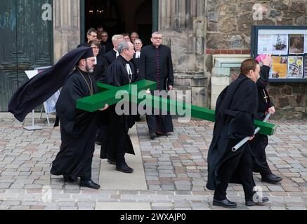 Die großen christlichen Kirchen begehen am 29.03.2024 wieder eine Karfreitagsprozession durch Berlins Mitte. Sie sollen an den Leidensweg Christi erinnern. An der Spitze des Zuges wird traditionell ein rund 50 Kilogramm schweres Kreuz getragen. Die oekumenische Prozession beginnt im Anschluss an einen Gottesdienst in der Marienkirche am Alexanderplatz. Von dort fuehrt sie zum Berliner Dom, ueber die Straße unter den Linden zur Neuen Wache und endet auf dem Bebelplatz vor der Hedwigs-Kathedrale. Im Bild vlnr.: Bischof Emmanuel von Christoupolis, Bischof Staeblein, Generalsuperintendentin Ulrike Stockfoto