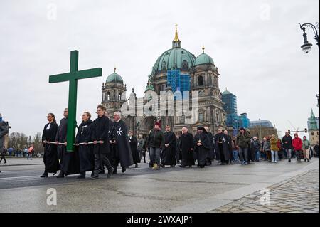 Die großen christlichen Kirchen begehen am 29.03.2024 wieder eine Karfreitagsprozession durch Berlins Mitte. Sie sollen an den Leidensweg Christi erinnern. An der Spitze des Zuges wird traditionell ein rund 50 Kilogramm schweres Kreuz getragen. Die oekumenische Prozession beginnt im Anschluss an einen Gottesdienst in der Marienkirche am Alexanderplatz. Von dort fuehrt sie zum Berliner Dom im Bild, ueber die Straße unter den Linden zur Neuen Wache und endet auf dem Bebelplatz vor der Hedwigs-Kathedrale. An der seit 2010 stattfindenden Prozession nehmen jaehrlich Hunderte Menschen Teil, darunter Stockfoto