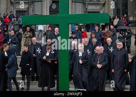 Die großen christlichen Kirchen begehen am 29.03.2024 wieder eine Karfreitagsprozession durch Berlins Mitte. Sie sollen an den Leidensweg Christi erinnern. An der Spitze des Zuges wird traditionell ein rund 50 Kilogramm schweres Kreuz getragen. Die oekumenische Prozession beginnt im Anschluss an einen Gottesdienst in der Marienkirche am Alexanderplatz. Von dort fuehrt sie zum Berliner Dom im Bild, ueber die Straße unter den Linden zur Neuen Wache und endet auf dem Bebelplatz vor der Hedwigs-Kathedrale. An der seit 2010 stattfindenden Prozession nehmen jaehrlich Hunderte Menschen Teil, darunter Stockfoto