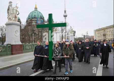 Die großen christlichen Kirchen begehen am 29.03.2024 wieder eine Karfreitagsprozession durch Berlins Mitte. Sie sollen an den Leidensweg Christi erinnern. An der Spitze des Zuges wird traditionell ein rund 50 Kilogramm schweres Kreuz getragen. Die oekumenische Prozession beginnt im Anschluss an einen Gottesdienst in der Marienkirche am Alexanderplatz. Von dort fuehrt sie zum Berliner Dom im Bild, ueber die Straße unter den Linden zur Neuen Wache und endet auf dem Bebelplatz vor der Hedwigs-Kathedrale. An der seit 2010 stattfindenden Prozession nehmen jaehrlich Hunderte Menschen Teil, darunter Stockfoto