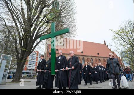 Die großen christlichen Kirchen begehen am 29.03.2024 wieder eine Karfreitagsprozession durch Berlins Mitte. Sie sollen an den Leidensweg Christi erinnern. An der Spitze des Zuges wird traditionell ein rund 50 Kilogramm schweres Kreuz getragen. Die oekumenische Prozession beginnt im Anschluss an einen Gottesdienst in der Marienkirche im Bild am Alexanderplatz. Von dort fuehrt sie zum Berliner Dom, ueber die Straße unter den Linden zur Neuen Wache und endet auf dem Bebelplatz vor der Hedwigs-Kathedrale. Im Bild vlnr.: Superintendentin Silke Radosh-hinder, Bischof Emmanuel von Christoupolis, Erz Stockfoto