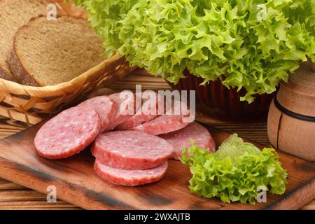 Einfache, In Scheiben Geschnittene Saveloy-Wurst Mit Salat Auf Schneidebrett. Kochen Sie Die Kalten Sandwiches. Stockfoto