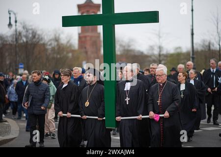 Die großen christlichen Kirchen begehen am 29.03.2024 wieder eine Karfreitagsprozession durch Berlins Mitte. Sie sollen an den Leidensweg Christi erinnern. An der Spitze des Zuges wird traditionell ein rund 50 Kilogramm schweres Kreuz getragen. Die oekumenische Prozession beginnt im Anschluss an einen Gottesdienst in der Marienkirche am Alexanderplatz. Von dort fuehrt sie zum Berliner Dom, ueber die Straße unter den Linden zur Neuen Wache und endet auf dem Bebelplatz vor der Hedwigs-Kathedrale. Im Bild vlnr.: Superintendentin Silke Radosh-hinder, Bischof Emmanuel von Christoupolis, Erzbischof Stockfoto