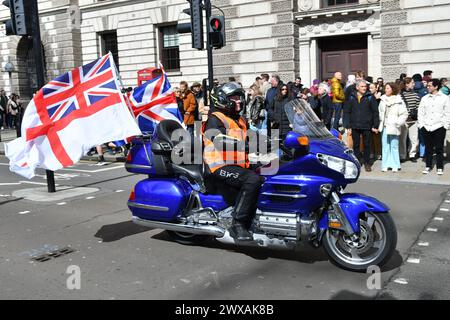 Honda Goldwing mit Flagge in Motorradfans Osterparade durch die Stadt, Westminster, London, Großbritannien, 29. März 2024. Stockfoto