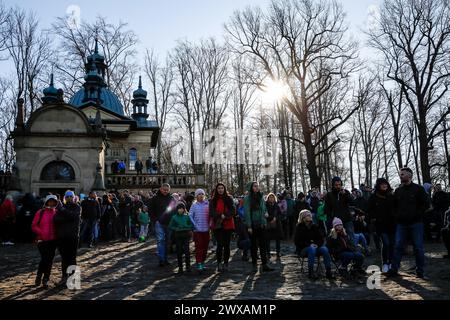 Kalwaria Zabrzydowska, Polen, 29. März 2024. Tausende von Gläubigen gehen am Karfreitag auf dem Weg der Kreuzprozession in das Wahrzeichen, das zum UNESCO-Weltkulturerbe in der Kalwaria Zebrzydowska Basilika gehört. Die traditionelle Prozession beginnt früh am Morgen mit Schauspielern, die die biblischen Rollen des Kreuzweges übernehmen. Quelle: Dominika Zarzycka/Alamy Live News Stockfoto